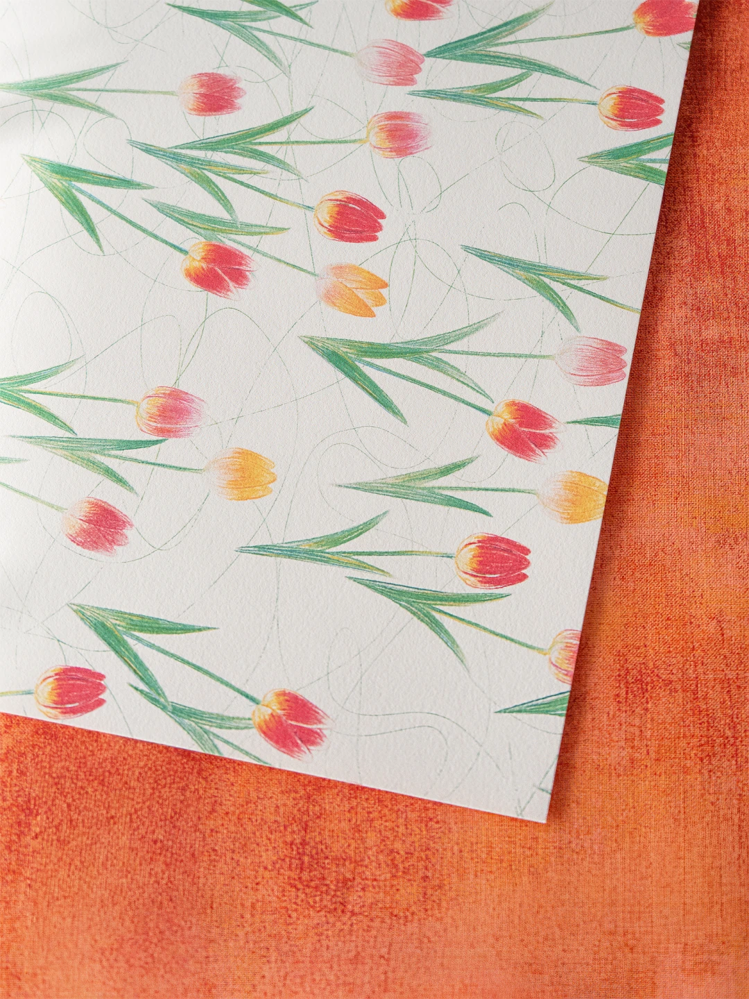 チューリップ柄のデザインペーパーを近距離で撮影。紙の質感と柄が詳細に見える。