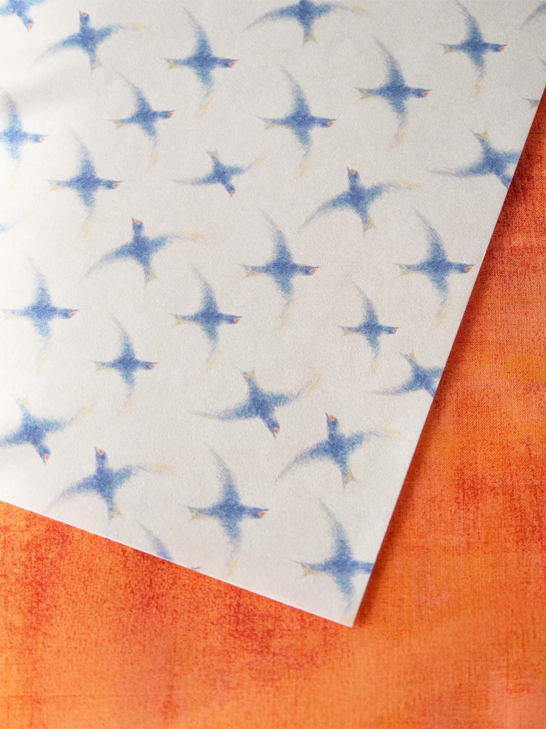 ツバメ柄のデザインペーパーを近距離で撮影。紙の質感と柄が詳細に見える。